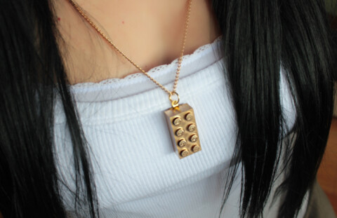 Cadena con un bloque de LEGO dorado