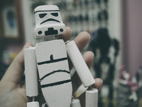 DIY: «Stormie» el Stormtrooper de madera de Jyn Erso en Rogue One