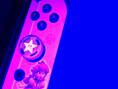 HACK/TRUCO | HACER LUZ NEGRA O ULTRAVIOLETA CON EL FLASH DE TU CELULAR | UnaGeek