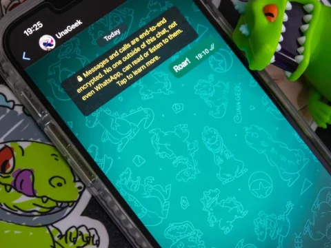 Fondo de pantalla con el personaje Reptar en un teléfono celular