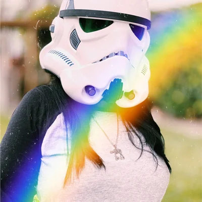 Una Geek, personaje con casco de Storm Trooper de Star Wars